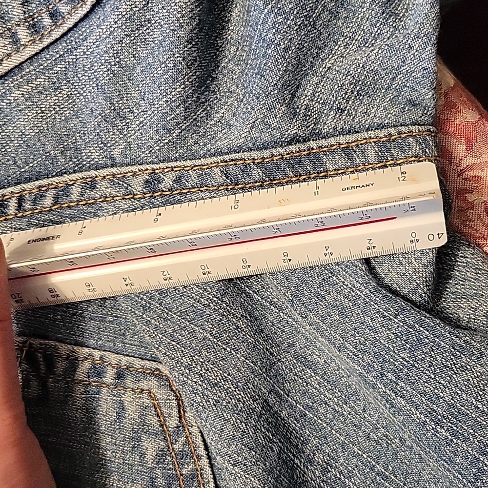 Womens Levis 550 tapered jeans. Size 8M 98% cotton 2% spandex made in Mexico.
